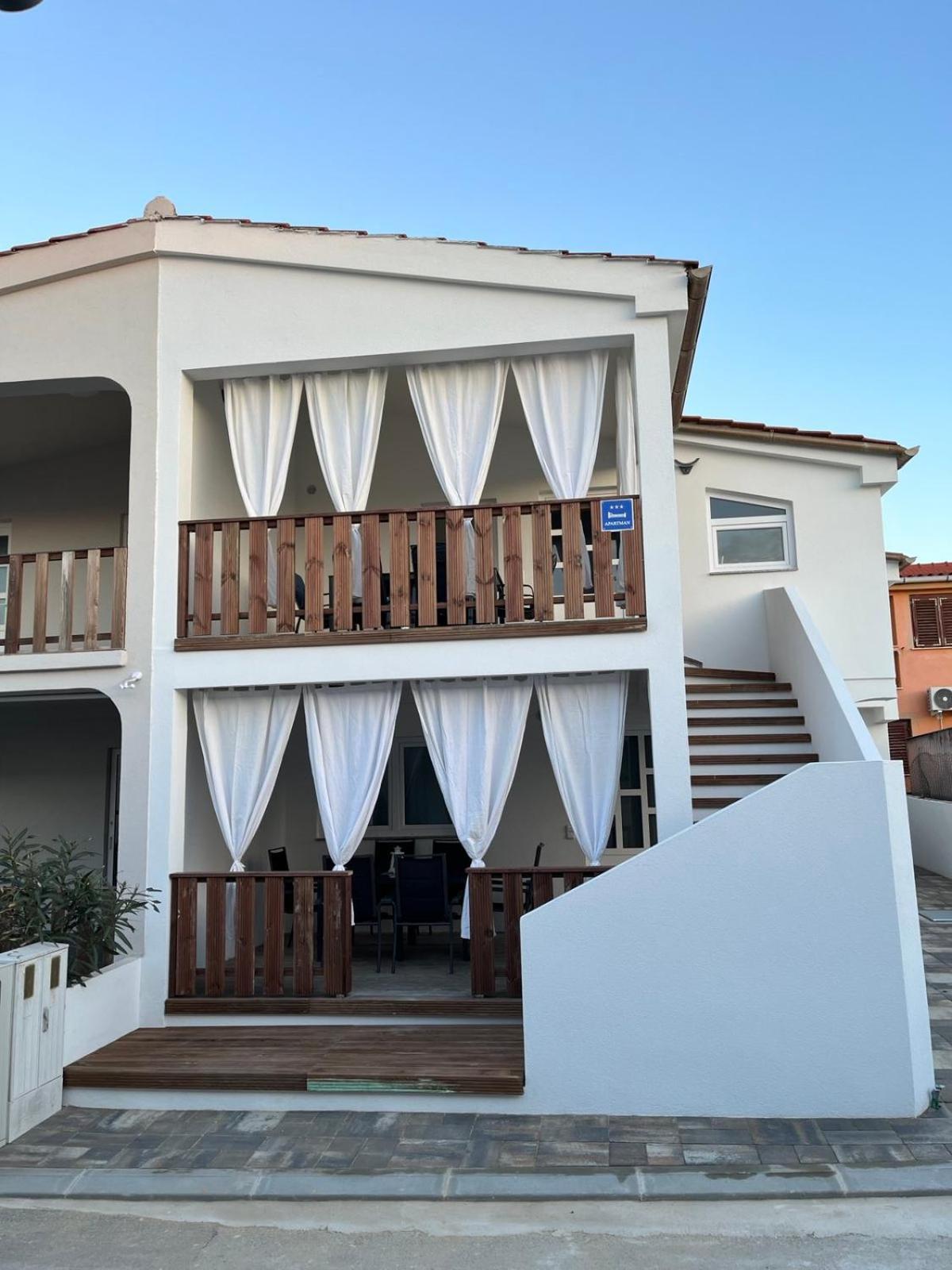 Sinisa Apartman วีร์ ภายนอก รูปภาพ