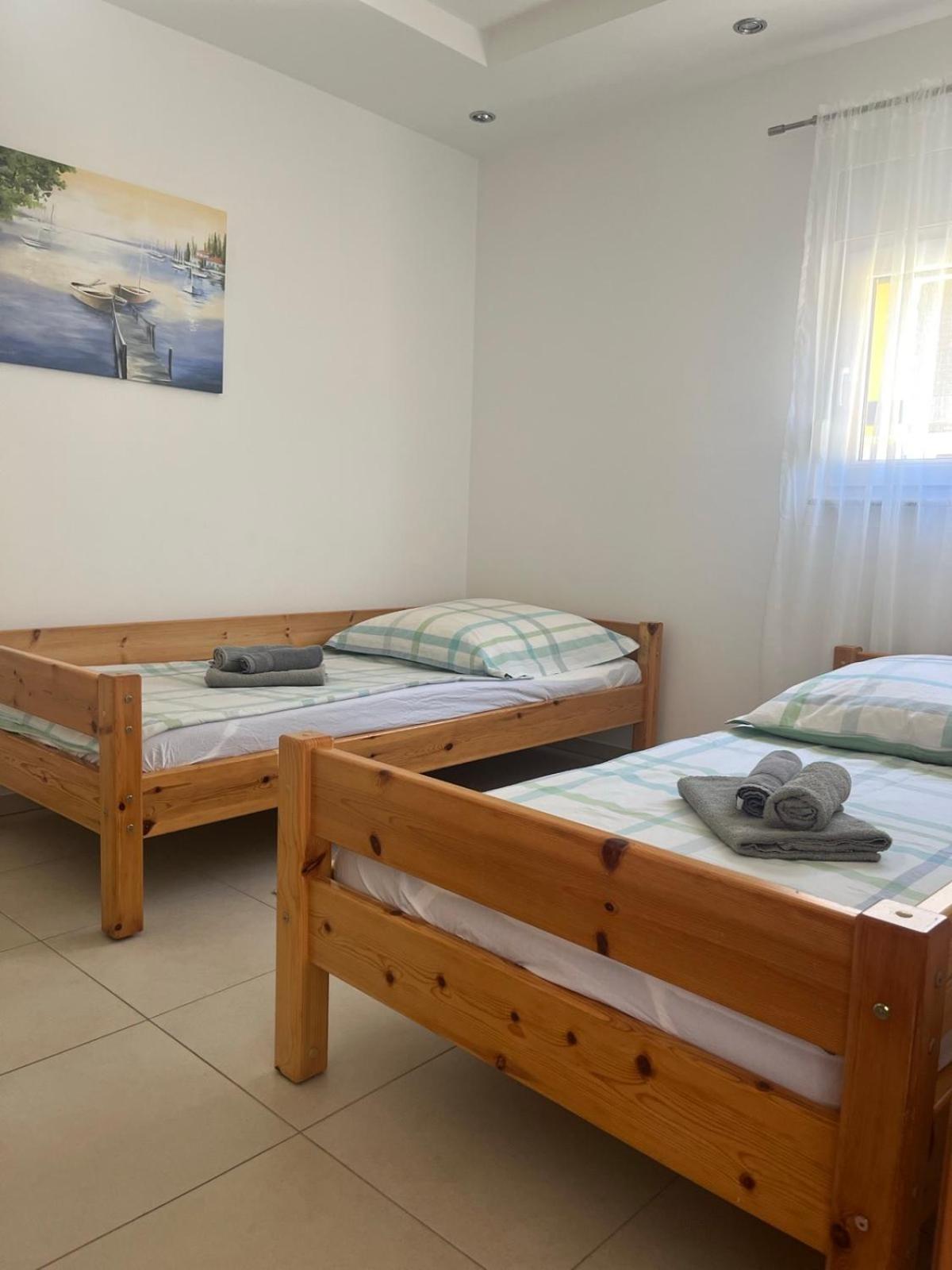 Sinisa Apartman วีร์ ภายนอก รูปภาพ